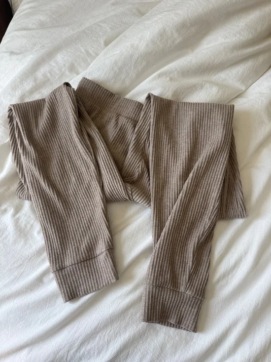 alo Ribbed Jogger Pants in Taupe Muse Set Sweats - Picture 4 of 4